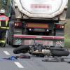 Schwer verletzt wurde nach Angaben der Polizei ein Motorradfahrer, weil er vermutlich beim Überholen den Gegenverkehr übersehen hatte.