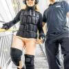Unsicher und langsam: Die junge Jasmin kommt im Alterssimulationsanzug eine Treppe herunter.
