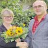 Blumen für die Nummer 800: Der Karlstadter VdK-Ortsvorsitzende Emil Wahler überraschte Marika Mallwitz-Heßdörfer.Foto: HESSDÖRFER