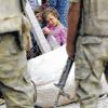 In einem Flüchtlingslager in der Türkei: Ein syrisches Mädchen wartet mit seiner Familie im Ort Sanliurfa auf die Weiterfahrt.