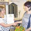 (hg)   Grund zur Freude im Salon Schürger in Bad Neustadt. Die frischgebackene Gesellin Doreen Anding (links) hat als klassenbeste Friseurin der beiden Landkreise Bad Kissingen und Rhön- Grabfeld ihre Gesellenprüfung in der Berufsschule Bad Kissingen erfolgreich abgeschlossen. Es gratulierten ihr Chefin Manuela Kuhn und das gesamte Team vom Salon Schürger.