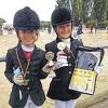 Die Siegerinnen der Ponyführzügelprüfung: Valentina Heim (links) und Emina Bayer.