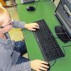 Klappt alles besten und den Airbus im Visier: Linus Ziegler, 9 Jahre, testet die neue Computeranlage in der Burgläurer Grundschule.