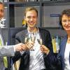 Auf gute Zusammenarbeit: Nach Absegnung des Pachtvertrages im Gemeinderat trafen sich Bürgermeister Jürgen Götz, Pächter Peter Schubert und Kirsten Stang zur Vertragsunterzeichnung im Rathaus. Foto: Dieter Gürz
