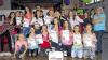 (rus)Bei der Dance4Fans-Meisterschaft im Videocliptanzen in Eppelborn bei Saarbrücken räumten Tänzerinnen der Bad Neustädter ADTV-Tanzschule Tinos Dance World kräftig ab. Sie belegten zweimal Platz 1 und dreimal Platz 3. Rund 380 Teilnehmer tanzten in zwölf Klassen die Choreografien zu den angesagtesten Charthits. Lisa Trupp konnte in der Kategorie Solo Adults Newcomer (ab 16 Jahre) ihre Konkurrentinnen hinter sich lassen und wurde Erste. Stefanie Kehm, Jasmin Kleren, Irina Wormsbecher, Katrin Groß und Melanie Joppich belegten die Plätze drei, vier, fünf, sechs und acht. Bei den Solo Junioren Newcomer (zwölf bis 15 Jahre) traten Sina Krais und Emma Reich mit ihrer Interpretation der Choreografie zu „Tonight I’m Getting Over You“ von Carly Rae Jepsen an und erreichten den ersten und dritten Platz. Den vierten und fünften Rang sicherten sich Nicole Kloos und Jennifer Bauer. Im Bereich der Solo Kids Newcomer (bis elf Jahre) waren Lea Kleinhenz und Evelin Natascha Sesler am Start und wurden Dritte bzw. Fünfte. Tanzschulinhaber Tino Paunack ist begeistert von den Mädchen, die unter der Leitung von Trainerin Sandra Vogel (links) zur richtigen Zeit in der richtigen Form waren.