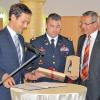 Geschenke zum Abschied: Landrat Florian Töpper (links) überreicht dem letzten Standortkommandeur der US-Army in Schweinfurt, Christopher M. Benson (Mitte), Präsente. Im Bild auch der Garnisons-Verwaltungsleiter Klaus Mauder.