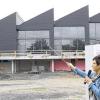 Infos vor Ort: Architektin Manuela Jatz berichtet über den Stand der Arbeiten auf der Baustelle Mainfrankensäle.