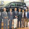 Peter und Karina Grampp (Fünfter und Sechste von links) mit Bürgermeister Mario Paul (links daneben) und weiteren Gästen bei der Eröffnung ihres Werkstattanbaus am VW- und Audi-Autohaus Grampp im Lohrer Industriegebiet Süd.DEHM