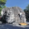 Anstrengung: Überschaubar hohe Felsblöcke werden beim Bouldern nur mit Muskelkraft bestiegen. Matten sollen einen möglichen Sturz auffangen.