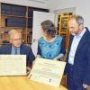 Neu im Archiv: Bezirkstagspräsident Richard Bartsch (links) war hocherfreut über die beiden für die Volksmusikgeschichte bedeutsamen Urkunden, die er von Dr. Heidi Christ und Dr. Armin Griebel präsentiert bekam. Foto: Gerhard Krämer1.?