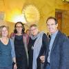 (ppe)   Anlässlich der Preisverleihung durch die Deutsche Akademie für Kinder- und Jugendliteratur in Volkach war die Schriftstellerin Jutta Richter zu Gast im Konstitutionssaal des Gaibacher Schlosses. Dort las sie für die Sechstklässler des Franken-Landschulheims aus Gaibach und Gerolzhofen aus ihrem Kinderbuch „Der Tag, als ich lernte die Spinnen zu zähmen“, das 2001 mit dem Deutschen Jugendliteraturpreis ausgezeichnet wurde. Die Schüler erfuhren einiges über die Biografie der Autorin, die auf einem Wasserschloss im Münsterland lebt und als Jugendliche ihr erstes Buch mit dem Titel „Popcorn und Sternenbanner“. Es handelt sich um ihr Tagebuch, das sie als 15-jährige Austauschschülerin in den USA verfasste. Hund Anton sowie Katze Schröder wurden den Zuhörern in Gedichtform vorgestellt. Auch eine Maus fehlte nicht: Richter hat Texte für einige Lieder aus der „Sendung mit der Maus“ verfasst. Sehr lebendig trug sie laut Mitteilung der Schule den Beginn des Buches vor, in dem die neunjährige Ich-Erzählerin ihren Weg zwischen Angst und Mut sowie zwischen Freundschaft und dem Druck der Gesellschaft finden muss. Das Ende der Geschichte ließ die Autorin offen. Im Bild: StD Joachim Müller (rechts, Leiter der Außenstelle Gymnasium Gerolzhofen des Franken-Landschulheims) und Deutschlehrerin Claudia Pfleger (links) bedankten sich bei der Autorin Jutta Richter (Zweite von rechts) und Jana Mikota von der Akademie.