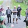 Schlemmen mit viel Hintergrund: Interessiert folgt eine Gruppe der „BioRegio Schlemmerreise" den Ausführungen von Christian Bahr, der die Besucher durch die Ställe in der SOS-Dorfgemeinschaft führt und erläutert, dass die Kühe nach dem morgendlichen Melken auf die Weide kommen.