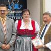Tag der offenen Tür: Egon Schoderer (rechts) stellte mit seiner Frau Renate seine Seminarräume in Kleinsteinach vor. Bürgermeister Bernd Fischer überreichte das Riedbacher  Gemeindewappen.
