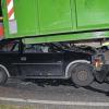 (kri)   Am Donnerstag, um 21.15 Uhr rangierte ein 32-jähriger Lastwagen-Fahrer sein Gespann auf der B 13 unmittelbar nach dem nordöstlichen Ortsende von Uffenheim rückwärts in Richtung Uffenheim. Hierzu benutzte er den Fahrstreifen in Richtung Gollhofen, berichtet die Polizei. Auf diesem Fahrstreifen fuhr eine 48-Jährige mit ihrem Opel Corsa in Richtung Gollhofen. Sie fuhr unter den Unterfahrschutz des Lkw-Anhängers, wo sich ihr Auto verkeilte. Sie erlitt massive Verletzungen. Das Fahrzeug musste von der Feuerwehr Uffenheim geborgen, die Frau aus dem Fahrzeug herausgeschnitten werden. Sie erlag noch an der Unfallstelle ihren Verletzungen. Die Ermittlungen wurden von der Polizeiinspektion Bad Windsheim aufgenommen, es wurde ein Gutachter hinzugezogen. Für die Dauer der Unfallaufnahme war die B 13 komplett gesperrt, eine Umleitung über die Autobahn wurde eingerichtet.