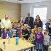 Einweihung der Großrinderfelder Kinderkrippe: Pfarrer Dr. Damian Samulski, die Leiterin der Kindertagesstätte Claudia Horn, Bürgermeister Manfred Weis, die Erzieherinnen Nicole Reinhard und Nicole Henn und die Vorschulkinder der Kindertagesstätte St. Michael.