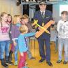 Spannend: Alle Fragen rund ums Flugzeug beantwortete Pilot Armin Klemm den KinderUni-Studenten.