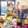 (si) Die Kindergartenkinder und die Eltern des Rödelmaierer Kindergartens haben auf Initiative von Kindergartenleiterin Elisabeth Schmitt (hinten rechts) und ihrer Kindergärtnerinnen wieder fleißig für die „Humanitäre Ungarnhilfe Hl. Elisabeth“ gesammelt. Große Mengen Spielzeug, Kinderkleidung, Süßigkeiten und Lebensmittel kamen zusammen. Sie werden nach Budapest geschickt, um Kinder aus den ärmsten Schichten der Bevölkerung eine Freude zu Weihnachten zu bereiten, so Klaus Höhn (hinten links).