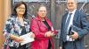(mel)   Die Vorsitzende des Pfarrgemeinderates Niederlauer, Johanna Schubert (links) und Wilma Fell, Mitglied der Kirchenverwaltung, überreichten Pater Wit Pasierbek einen Scheck für die Missionsarbeit in Krakau. Der Jesuitenpater aus Krakau, der als Professor Theologie und Anthropologie der Kultur unterrichtet, hatte sich bereit erklärt, die Urlaubsvertretung in der Pfarreiengemeinschaft „Bonifatius um den Höhberg“ zu übernehmen.