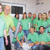 Lange Leitungen haben sie nur fürs Theater: Jochen Seitz (von links) und Michael Eisenhuth richten zusammen mit ihren Kollegen (hinten) Melanie Albrecht, Carmen Reichert, Jochen Lang, Thomas Geiersbach, Nicole Fahmer, Katharina Schmitt und Tanja Preun sowie (vorne) Rainer Stark, Andrea Schlereth und Tobias Haaf garantiert keinen (Wasser-)Schaden an.
