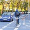 Entgegen der Einbahnstraße: Wo in der Adalberostraße einst Autos parkten, sind nun Radfahrer Richtung Adalberokirche auf einem eigenen Fahrstreifen unterwegs. Für die Neuerung gibt's Kritik von Anwohnern, aber auch Lob.