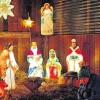 Die Heilige Familie: Die Krippe mit den beleuchteten Figuren ist einer der Blickpunkte in Erdles Garten in Veitshöchheim, den auch die Geschwister Nicolas (vier Jahre), Leandra (sechs) und Francesca (zehn) bestaunten.