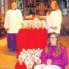 Applaus, Applaus: Die Achtklässlerinnen Milena und Alisia Gock (hinten von links) sowie Hanna Gosebrink (vorne) aus der Ludwig-Derleth-Realschule Gerolzhofen bastelten zu Weihnachten Schutzengel für krebskranke Kinder auf der Station Regenbogen in Würzburg.