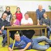 (kri)   Am Sonntag, 4. Januar, um 20 Uhr hebt sich in der Musikhalle der Vorhang zur Premiere der Komödie von Andreas Wening „Laß die Sau raus! (oder … jetzt sind wir tierisch vegetarisch). Regie führt Siegbert Kurbel. Die Komödie in drei Akten handelt vom Boykott gegen Wurst- und Fleischgenuss der Nachbarinnen Karin  Heppner (Martina Ernstberger), Selma (Tamara Gundermann) und Lotte (Franziska Engert). Um ihren Protest zu verstärken, verkünden sie allerdings auch in ihren eigenen Familien, dass von nun an lediglich Vegetarisches auf den Tisch kommt. Die Begeisterung von Karins Ehemann Norbert (Stefan Mark) und Sohn Mirco (Johannes Herrmann) hält sich aber sehr in Grenzen. Schließlich überschlagen sich die Ereignisse: Metzger Hannes (Martin Engert) wird für einen Auftragskiller gehalten, die Psychologin Amaryl (Ela Hausmann) für Norberts Geliebte und Opa Erwin (Stefan Herrmann) wird für tot erklärt. Die Verwirrungen sind groß und Selmas naiver Gatte Georg (Jakob Haaf) fürchtet den Verstand zu verlieren. Die weiteren Aufführungen sind am Montag, 5. Januar um 20 Uhr, am Dienstag, 6. Januar um 19 Uhr; am Freitag, 9. Januar und Samstag, 10. Januar jeweils um 20 Uhr. Die Nachmittagsvorstellung für Kinder und Senioren ist am Sonntag, 4. Januar um 14 Uhr (freier Eintritt). Karten können bei Barbara Engert unter  (0 93 36) 12 11 ab 19 Uhr bestellt werden.