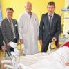 Weihnachtsbesuch: Unter den Patienten, die während der Weihnachtstage im Krankenhaus liegen müssen, ist auch Julitta Sittler. Ihr wie vielen weiteren Patienten galten die Genesungswünsche von Landrat Thomas Schiebel (rechts) und (von links) Geschäftsführer Karl Gerhard, Klinikreferent Hans-Peter Quindeau und Oberarzt Wolfgang Tillenburg.