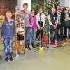 (plo)   An aufsehenerregenden Konstruktionen tüftelten Schüler des Armin-Knab-Gymnasiums Kitzingen in ihrer Freizeit, um ein rohes Hühnerei in genau zwei Minuten um einen Meter nach oben zu transportieren. So lautete die Aufgabe des Egg-Race-Wettbewerbs, mit dem die Physiklehrer des AKG bereits zum zehnten Mal junge Tüftler herausforderten. Als Baumaterial ausgeschlossen waren nur Fernsteuerungen, Elektromotoren und Batterien, heißt es in einer Pressemitteilung. Drei Teams gelang es, die Vorgabe exakt zu erfüllen und somit gab es drei erste Preise. Eine Pendeluhr inspirierte Julian und Robin Holfelder. Bei ihrer Apparatur aus Pendel, Zahnrädern, Seil und Rolle wurde das Ei gleichmäßig nach oben gezogen. Eine Sanduhr zum Vorbild nahmen sich Natalie Göllner und Franziska Oechsner und ließen Sand aus einer Röhre rieseln. Dadurch sank ein Gewicht auf dem Sand langsam nach unten und zog so das Ei über eine Rolle hoch. Bei Paul Stryjski und Johanna Günther tropfte Wasser in einen Becher, bis dieser nach zwei Minuten so schwer war, dass er das Ei über eine Seilwinde noch oben zog. Die siegreichen Teams bekamen Geldpreise, gestiftet von der Sparkasse.