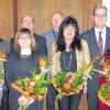 (rt)   Die Raiffeisenbank Volkach-Wiesentheid hat bei ihrer Weihnachtsfeier in Volkach Mitarbeiter für ihren langjährigen Einsatz und ihre Treue zur Genossenschaft geehrt. Bankvorstand Martin Weber führte die Ehrungen durch, so die Mitteilung an die Presse. Franziska Gremler (zehn Jahre Mitarbeit), Roland Rößert (15), Bianca Richter, Robert Nowak und Bianka Gistel (alle 20), Hermann Herzog (25), Thilo Dreher (30) und Margit Pfister (35) wurden ausgezeichnet. Für Hermann Herzog, der seit einem viertel Jahrhundert im Dienst der Bank ist, gab es zusätzlich die Ehrenkurkunde der Industrie- und Handelskammer (IHK). Helmut Enzbrenner wurde bei der Feier nach über 46 Dienstjahren in den Vorruhestand verabschiedet. Im Bild von links: Hermann Herzog, Thilo Dreher, Bianca Richter, Vorstand Herbert Seitz, Franziska Gremler, Robert Nowak, Helmut Enzbrenner, Margit Pfister, Vorstand Martin Weber, Bianka Gistel und Vorstand Roland Rößert.