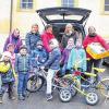 (meg) Weihnachtsgeschenke hatten die Mitglieder des Elternbeirats der Grundschule Frickenhausen bei ihrem Besuch in der Asylbewerber-Unterkunft in Tückelhausen im Gepäck. In Absprache mit der Einrichtung hatte der Elternbeirat die Schuleltern um Sachspenden gebeten. Drei Kofferräume voll Spielsachen, Kinderkleidung und anderen kleinen Geschenken kamen auf diese Weise zusammen. Auch ein Fahrräder und Roller waren darunter, die Klaus Kleinschrod in seiner Zweirad-Fachwerkstatt kostenlos auf Vordermann gebracht hat. Im Bild (hinten von links) die Mitglieder des Elternbeirats Ulrike Gresser, Nadine Schönig, Grit Pfenning und Nicole Hemmert mit dem Hausmeister und der guten Seele des Tückelhäuser Flüchtlingsheims Alexander Fuhl.