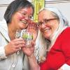 Neuigkeiten aus der Küche:  Monika Zepeda (links) und Maria Schwab sind das Duo Katzenjammer und erzählen Märchen und singen Küchenlieder. FOTO: G. Krämer