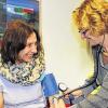 Stimmt der Blutdruck?: Gertrud Kuchler misst bei Susanne Schmitz. Foto: Heike Beudert