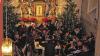 (sw)   Alphörner und Querflöten, White Christmas und Tochter Zion, Gospels und der „Cup Song“: Wohl kaum ein Adventskonzert im Landkreis bietet eine solche Bandbreite wie die „Schleichacher Weihnacht“, zu der die Pfarrkirche Sankt Laurentius in Oberschleichach bis auf den letzten Platz besetzt war. Seit 35 Jahren steht der vierte Advent in Oberschleichach ganz im Zeichen des Adventskonzerts, das von verschiedenen Gruppen und Ensembles gestaltet wird. Die Augsfelder Musikanten (Foto), die Gospelgruppe Schleichach, „Nur die“ und die „White roses“ und einige der Gruppen-Mitglieder als Solisten, Duette oder Quartette boten ein Programm, das am Ende stehenden Beifall erntete. Die Pfarrgemeinderatsvorsitzende Sabine Weinbeer dankte allen Akteuren, die den Erlös des Abends für die Arbeit der Pfarrei Oberschleichach zur Verfügung stellen. Mit „Dem Märchen vom Auszug aller Ausländer“ regte sie außerdem zum Nachdenken an. Auch in den Musikstücken des Abends ging es oft um den wesentlichen Sinn von Weihnacht – herrliche Melodien, ganz leise wie auch bombastische, stimmten auf die bevorstehenden Festtage ein.