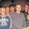 (mia)   Die Weihnachtsfeier der Lummel GmbH & Co. KG nutzte Geschäftsführer Georg Lummel, um langjährige Mitarbeiter zu würdigen. Hubert Schmitt ist bereits seit 35 Jahren bei der Firma Lummel tätig und ist dort besonders wegen seiner perfekten Art, traditionelle Spenglerkunst in Handarbeit auszuführen, ein geschätzter Mitarbeiter. Albert Stein gehört seit 30 Jahren zum Team. Georg Lummel lobte die besonnene und ruhige Art, mit der Stein als Montagleiter seine Baustellen führt. Bereits seine Spenglerlehre absolvierte Jürgen Fenn bei Lummel und kam nach kurzer Unterbrechung wieder hierher zurück. Nun wurde auch er für 30-jährige Betriebszugehörigkeit geehrt. Die Verlegung rollnahtgeschweißter Edelstahldächer ist sein bevorzugtes Einsatzgebiet. Auf ebenfalls 30 Jahre bei der Firma Lummel kann Harald Kallenbach zurückblicken. Nach seiner Spenglerlehre bei Lummel hat Kallenbach sich zum Metallbautechniker fortgebildet. Als Objektleiter betreut er in vorbildlicher Weise die ihm übertragenen Baustellen. Seit 20 Jahren gehört Nicole Lummel zum Büroteam und ist hier hauptsächlich für die Buchhaltung zuständig. Für zehnjährige Betriebszugehörigkeit wurden Axel Schlensker, Matthias Völker und Ingo Zimmermann ausgezeichnet. Im Bild von links Geschäftsführer Georg Lummel, Jürgen Fenn, Harald Kallenbach, Albert Stein, Axel Schlensker, Ingo Zimmermann, Nicole Lummel und Geschäftsführer Stefan Lummel.