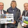 Große Spende: 1404 Euro für die Aktion Patenkind überreichten Herbert Bregenzer (rechts) und Bürgermeister Dieter Schneider aus Eußenheim (links) an Main-Post-Redakteur Karlheinz Haase.
