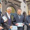 Kostenlos Surfen: In Schweinfurt möglich durch Hot Spots. Ein Zugangspunkt ist am Rathaus vor der Tourist-Info, (von links)  Antragsteller CSU-Stadtrat Oliver Schulte, OB Sebastian Remelé, SW-erleben-Vorsitzender Werner Christoffel und RegioNet-Geschäftsführer Rainer Vierheilig.