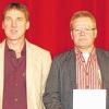 (mab)   Bei der Weihnachtsfeier zeichneten die beiden TSV-Vorsitzenden Volker Hofmann und Karl Schmitt 15 Mitglieder aus. Die bronzene Ehrennadel ging an Armin Betz, Michael Gura, Philipp Gura, Bettina Rudolph und Stefan Völker. Silber erhielten Heike Deppisch, Steffen Karl, Alexander Kempl, Andrea Strecker und Carolin Weinberger. Die goldene Ehrennadel durften in Empfang nehmen: Winfried Fries, Georg Licht, Klaus Löbert und Johannes Schmitt. Mit dem vor zwei Jahren erstmals vergebenen Engagementpreis, eine Stufe über der goldenen Ehrennadel, wurde in diesem Jahr Manfred Thomas für sein langjähriges außergewöhnliches Engagement ausgezeichnet. Im Bild, eingerahmt von den beiden Vorsitzenden Volker Hofmann (links) und Karl Schmitt die beiden Geehrten Johannes Schmitt (Zweiter von links) und Manfred Thomas.