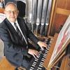 An der Orgel in seiner Wohnung: Paul Damjakob feiert am 23. Dezember seinen 75. Geburtstag.