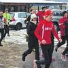 (zor) Auch niedrige Temperaturen konnten am Dienstagvormittag rund 40 begeisterte Läuferinnen und Läufer aller Altersklassen nicht davon abhalten, am traditionellen Silvesterlauf teilzunehmen, der von der Laufgemeinschaft Lohr (LG) in Zusammenarbeit mit dem Lauftreff des SV Steinbach organisiert worden war. In drei Gruppen liefen die Teilnehmer ab dem Steinbacher Sportheim Strecken zwischen sechs, zehn und zwölf Kilometern. Die Veranstaltung fand laut Organisator Uwe Rausch bereits zum 16. Mal statt. Im Anschluss gab es Vereinsheim beim gemütlichen Zusammensein Tee,Kuchen und Glühwein.