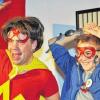 (rtg)   Der Zauberer Christian Perleth alias ZaPPaloTT lädt zu seiner Produktion „Neues von den Comic-Helden – Superhelden überall“ am Freitag, 2. Januar um 16 Uhr ins Theater am Neunerplatz. Angekündigt ist ein magisch-turbulentes Kinder-Mitmach-Theater, das Buben und Mädchen ab vier Jahren stark macht mit Zauberei, Clownerie, Theater und Liedern, die ins Ohr gehen. Zauberer ZaPPaloTT und die Comic-Helden sind zurück mit neuen Abenteuern. Was treibt Bertram, der böse Bösewicht, der ja eigentlich keiner Fliege was zuleide tun kann? Arbeitet Siegfried der Superheld wirklich im Kindergarten? Und wohin hat es den schrägen Künstler Konrad verschlagen? Ketchupflaschen beginnen zu sprechen, Pizzas verschwinden und ständig klingelt das Telefon. ZaPPaloTT hat neben dem  Kinder-RevoluZions-Lied auch einige neue Ohrwürmer vorbereitet. Und als besondere Überraschung hat ZaPPaloTT den ersten Teil des Comic-Helden-Spektakels als Kinderhörbuch im Gepäck mitsamt den Liedern. So kann man nach dem Theater ein „Stück“ ZaPPaloTT mit nach Hause nehmen und die Abenteuer auch im Kinderzimmer erleben. Unser Foto mit dem Zauberer und dem „Superkid“ entstand beim ersten Teil des Super-Helden-Spektakels.