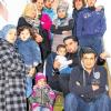 Sicherer Hafen Neuhof: 15 syrische Flüchtlinge sind im ehemaligen „Gasthaus zum Waldfrieden“ untergebracht. Marlies (links, zweite Reihe), Klaus-Uwe Goßmann (hinten), Rita Goßmann (versteckt daneben) und Heidi (hinten rechts) betreuen sie.