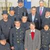 Die Kehrbezirks-Inhaber (vordere Reihe von links): Wilfried Quenzer, Lars Ederer, Harald Englert (Sachbearbeiter Schornsteinfegerwesen) im Landratsamt), Walter Adam von Dewitz. Mittlere Reihe von links: Ulrich Gabel, Ralf Köhler, Bernd Köhler, Günter Siegl (Amtsleiter Bauamt), Peter Gebauer; (hintere Reihe von links): Heinz Krauter, Ulrich Derpa (Erster Landesbeamter).
