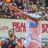 Volle Konzentration: Die s.Oliver Baskets um Jason Dourisseau (am Ball, links Paderborns Ty Nurse) sind am Dienstag zum Rückrunden-Auftakt gegen Kirchheim gefordert.