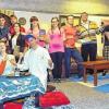 Humor und Erotik: Die Laienschauspieler der Theatergruppe der Evangelischen Landjugend Ippesheim proben eifrig ihre Komödie „Eine ungewöhnliche Familie“.