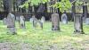 In der nördlichsten Ecke Bayerns befindet sich nur wenige Meter von der thü-ringisch/bayerischen Landesgrenze entfernt der jüdische Friedhof Weimar-schmieden. Er ist umgeben von einem hohen Bretterzaun