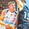 Durchgesetzt: Ruben Spoden zieht in dieser Szene am Kirchheimer Jannik Lodders vorbei.