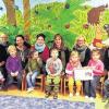 (gmv)   Die beiden ersten Preise der Kolping-Akademie Würzburg im Rahmen des bayernweiten Fotowettbewerbs der Kolping-Akademien in Bayern zum Deutschen Weiterbildungstages 2014 haben die Kitas „Blumenwiese“ Hettstadt und „Flohkiste“ Westerngrund gewonnen. „Bildung ist bunt“ so lautete das Motto, unter dem die bayerischen Kolping-Akademien Kindertagesstätten im Sommer aufgerufen hatten, sich mit einer Bildungsaktion unter einem Thema mit Bild im Internet zu präsentieren. Peter Langer, stellvertretender Leiter der Kolping-Akademie Würzburg, besuchte die beiden unterfränkischen Kindertagesstätten und überbrachte den Gewinn in Form eines eintägigen Fortbildungskurses zur Teamentwicklung dem jeweiligen Kita-Team. Für die Kinder gab es Bilderbücher.