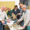 (gh)   Die „11 Weisen Hasen“ bereiten sich mit Hochdruck für die närrische Zeit 2015 vor. Unter dem Motto „Riesenrummel im Hasendschungel“ versprechen die Organisatoren der Haßfurter Büttensitzungen, Martin Eck, Sebastian Sahlender und Monika Mantel, heitere Höhepunkte bei den Haßfurter Faschingsfreunden. Die mittlerweile weit über 100 Helfer und Akteure treten seit  rund 60 Jahren zum Wohle der Pfarrei Sankt Kilian und der Kindergärten der Kreisstadt Haßfurt auf. Seit Sommer des vergangenen Jahres stehen Hasen- und Häschengarde in den Startlöchern und proben für ihre Auftritte. Büttenreden werden geschrieben, Liedtexte vertont. Und am Bühnenbild wird ausgiebig gefeilt: (im Bild von links: Anton Nentwich, Klaus Reiserer, Gerd Rein, Josh Mahr, Hans-Martin Mantel und Matthias Faller). Die „11 Weisen Hasen“, wie sich die Haßfurter Faschingsmannschaft nennt, haben ein abwechslungsreiches Programm für die fünf Sitzungen in der Haßfurter Stadthalle zusammengestellt. Die Termine sind am Freitag, 23., Samstag, 24., Sonntag, 25. Januar, sowie Freitag, 30., und Samstag, 31. Januar. Beginn ist freitags und samstags jeweils um 19 Uhr und am Sonntag um 16 Uhr. Wer neugierig ist und das Spektakel nicht verpassen möchte, kann am Samstag, 17. Januar, von 10 bis 12 Uhr und am Mittwoch, 21. Januar, von 17 bis 18 Uhr im Pfarrhof der Pfarrei Sankt Kilian, Karten erwerben. Telefonisch ab sofort unter  (0 95 21) 17 98.