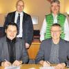 Tinte trocken: Aubstadt wird die erste Gemeinde im Landkreis mit einem flächendeckenden Glasfasernetz sein. Den entsprechenden Vertrag unterzeichneten am Montag Bürgermeister Burkard Wachenbrönner (vorn rechts) und Frank Feihe, Geschäftsführer der Firma süc//dacor, im Beisein von Frank Reichert (hinten, links) vom Landratsamt und Hans-Bernd Bader, Breitbandbeauftragter der VG Bad Königshofen.FOTO: Regina Vossenkaul